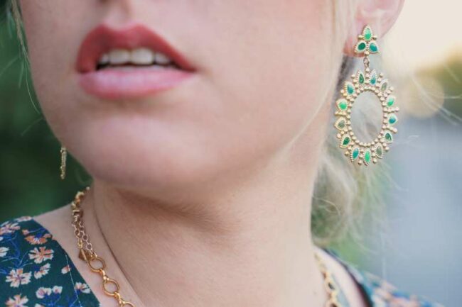 boucle d'oreille pendante dorée