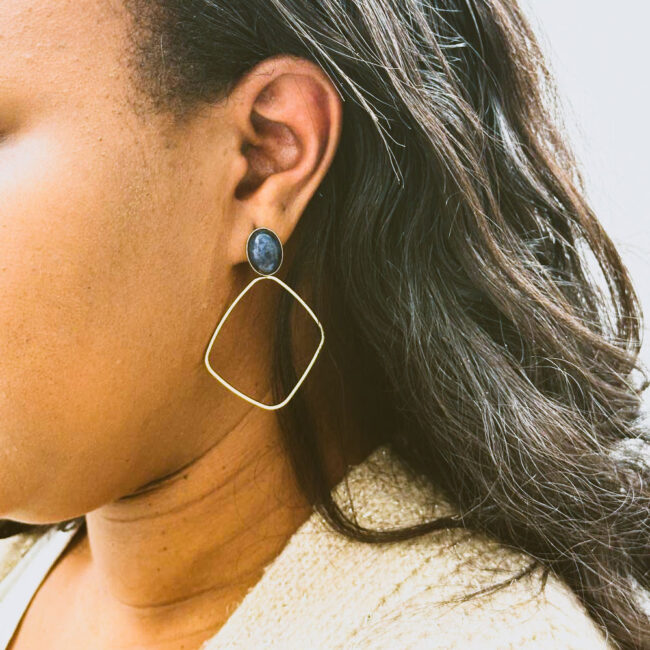 boucle d'oreille pendante dorée Anaïs avec sa perle bleue – Image 2