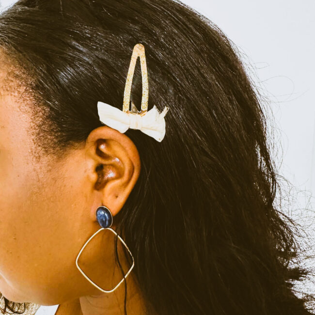 boucle d'oreille pendante dorée Anaïs avec sa perle bleue