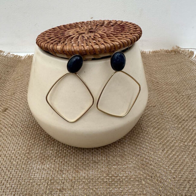 boucle d'oreille pendante dorée Anaïs avec sa perle bleue – Image 3