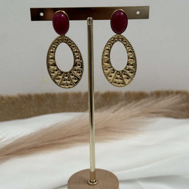 Boucles d'oreilles pendantes JOY avec sa perle rose – Image 3