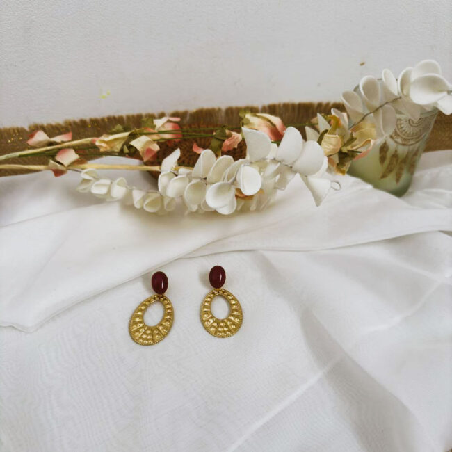 Boucles d'oreilles pendantes JOY avec sa perle rose – Image 2