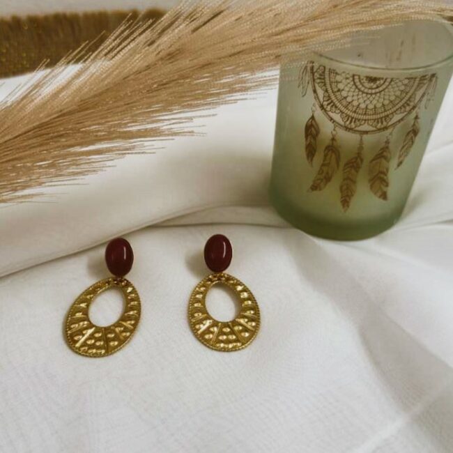 Boucles d'oreilles pendantes JOY avec sa perle rose