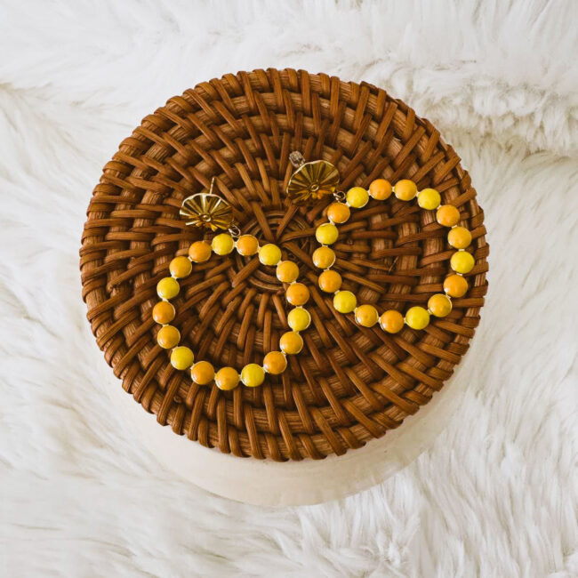 Boucle d'oreille pendante REINE avec ses perles jaunes – Image 2