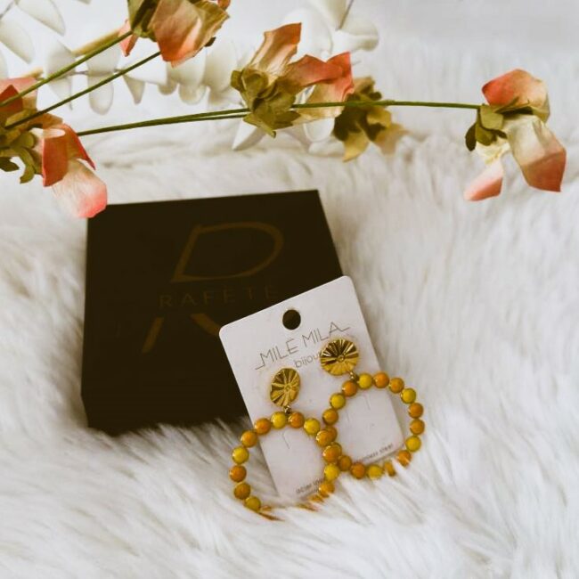 Boucle d'oreille pendante REINE avec ses perles jaunes
