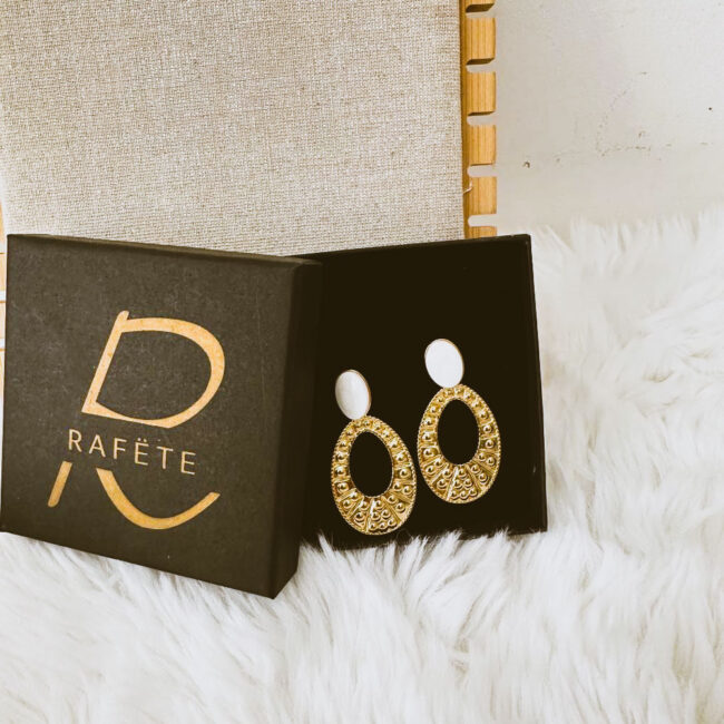 Boucles d'oreilles pendantes JOY avec sa perle blanche – Image 2