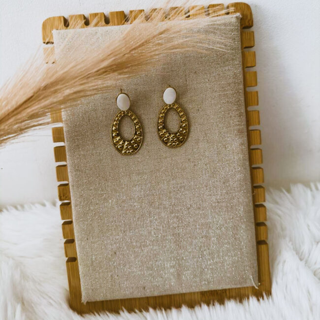 Boucles d'oreilles pendantes JOY avec sa perle blanche – Image 4