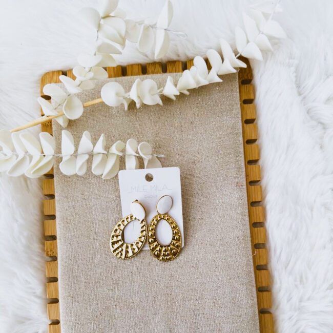 Boucles d'oreilles pendantes JOY avec sa perle blanche – Image 3